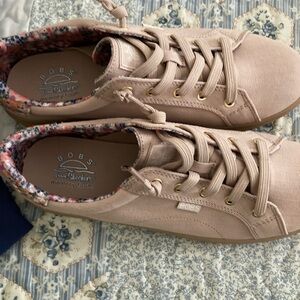 Skechers Women's Soft beige Sneakers
